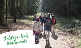 Kinder wandern im Wald