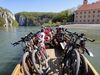 Bild zeigt junge Menschen auf Boot mit Fahhrädern. Sie treiben auf der Donauenge bei Kloster Weltenburg. Die Menschen lachen und sind gespannt, ob sie auf der anderen Uferseite ankommen.